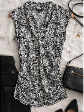 Vince Camuto Ruched Blouse Flattering V-Neck Abstract Print Work Top M